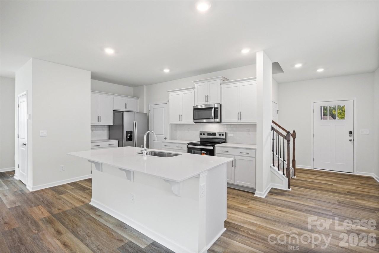 1010 Two Brothers Ln - Photo 5 of 40