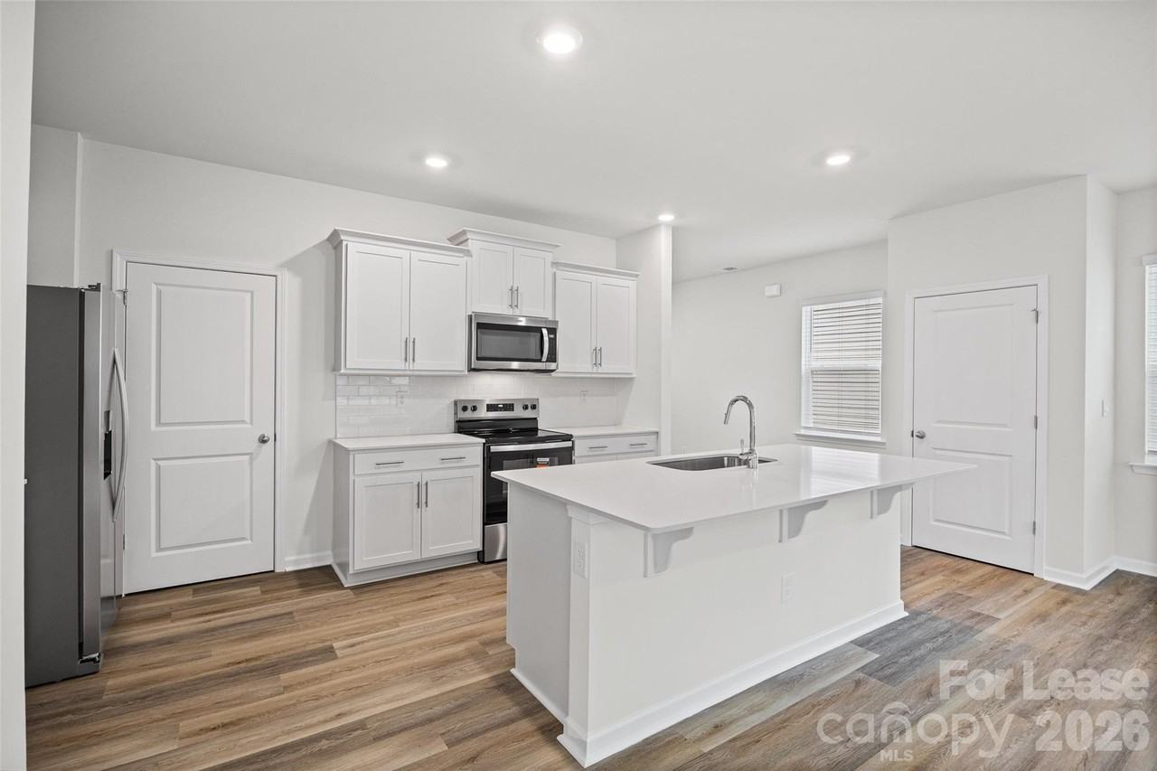 1010 Two Brothers Ln - Photo 6 of 40
