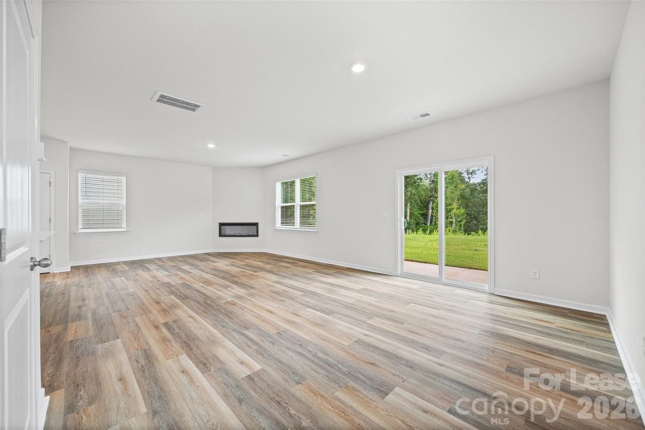 1010 Two Brothers Ln - Photo 7 of 40