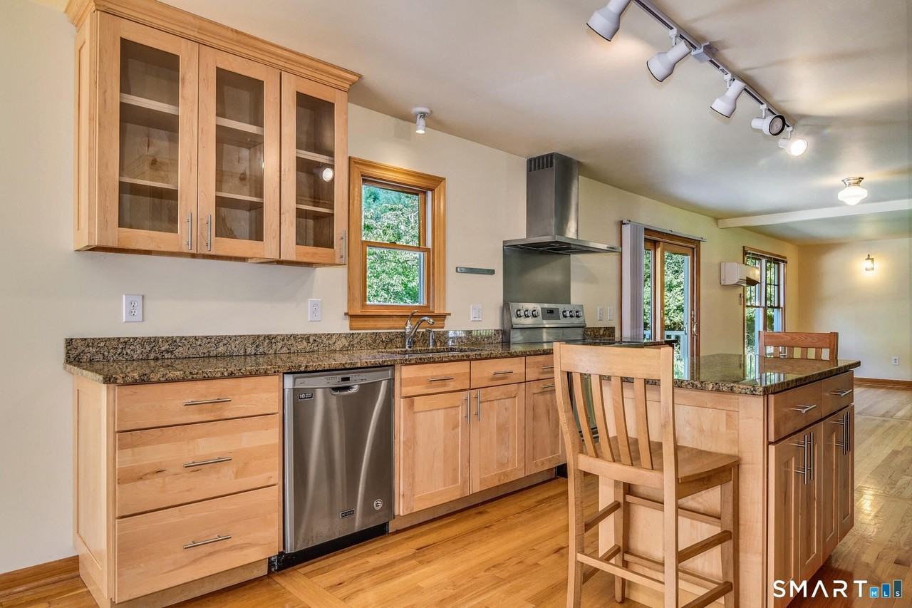10 Fernwood Rd - Photo 6 of 17