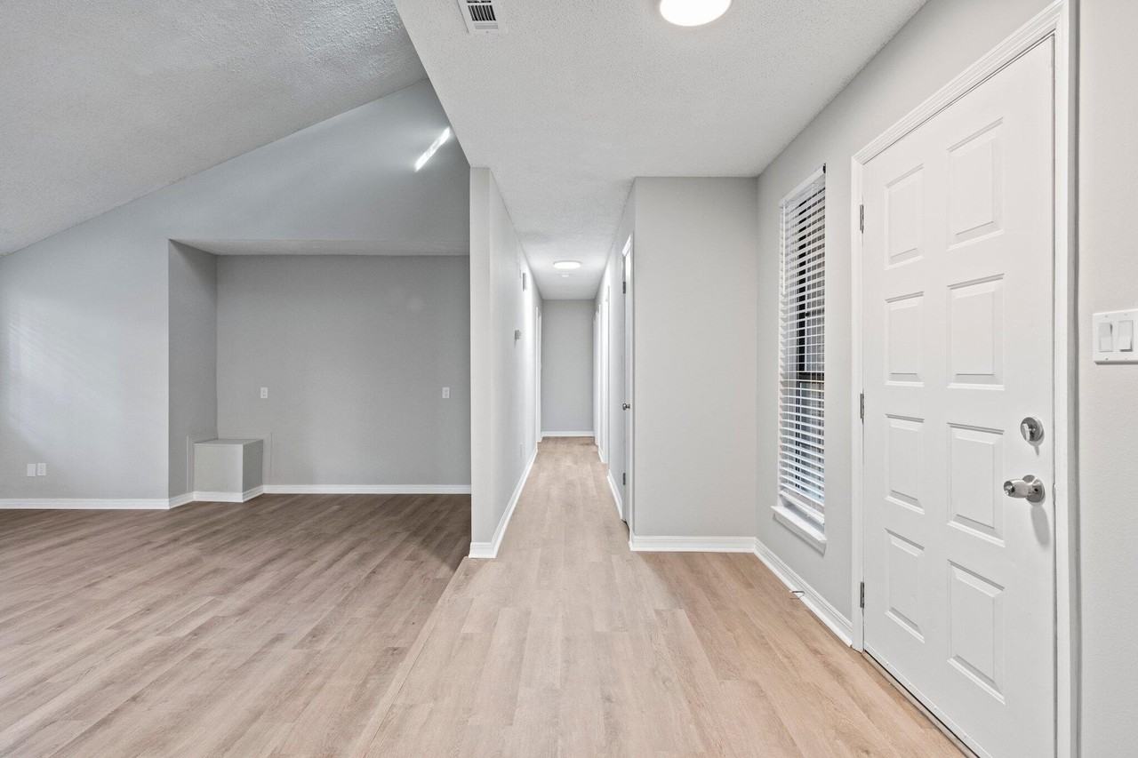 723 Prestwick Dr - Photo 4 of 31