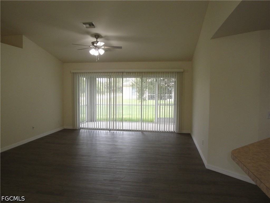 1236 Bayou St - Photo 4 of 13
