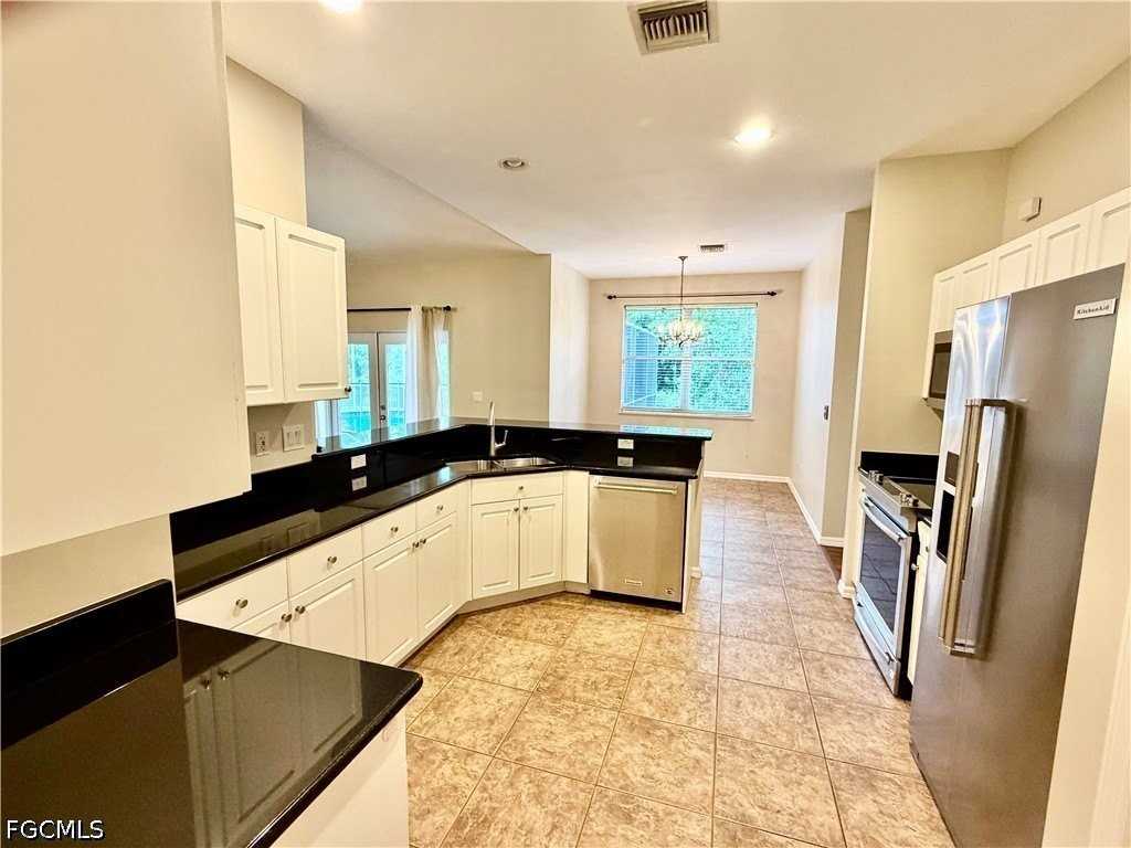 1466 Argyle Dr - Photo 3 of 36