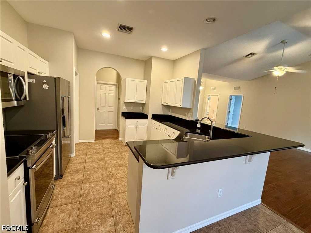 1466 Argyle Dr - Photo 6 of 36