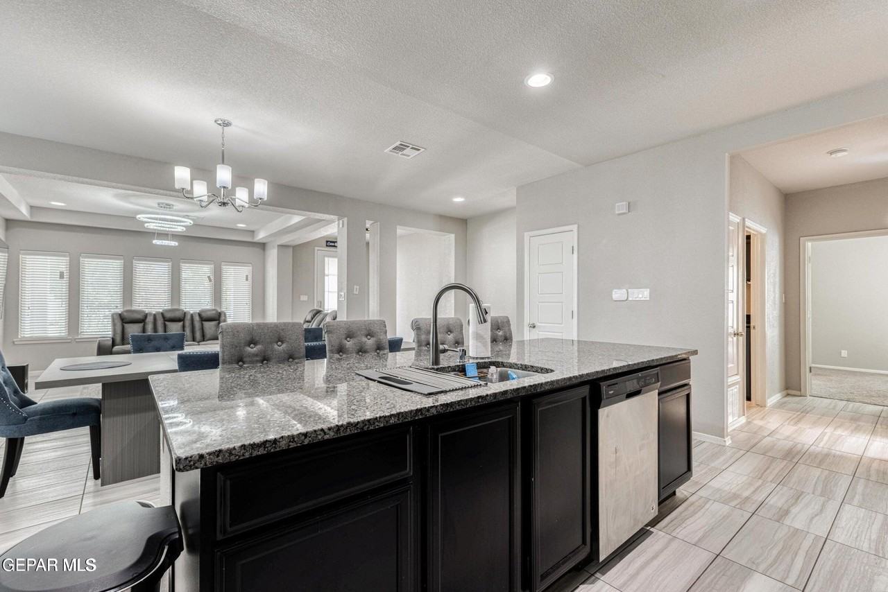 13610 Keighly St - Photo 5 of 31