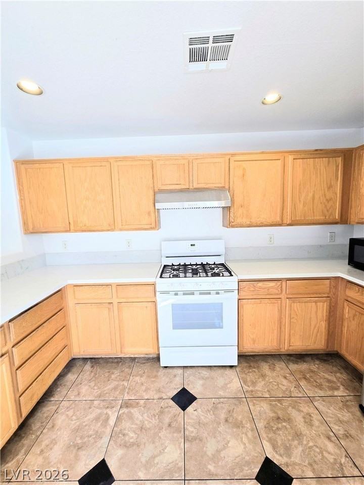 7858 Warwickshire Way - Photo 7 of 37