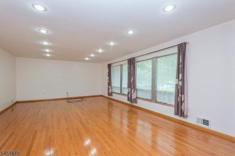 681 Easton Ave - Photo 4 of 20
