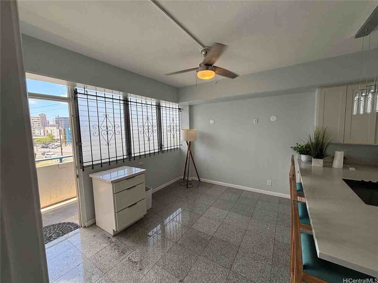 931 University Ave #304 - Photo 3 of 10