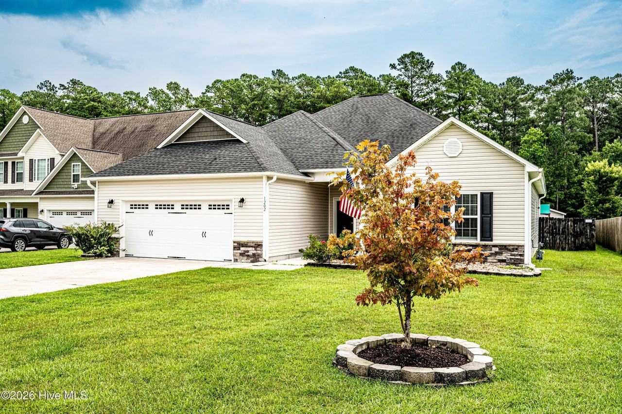 1202 Skipjack Ct - Photo 2 of 31