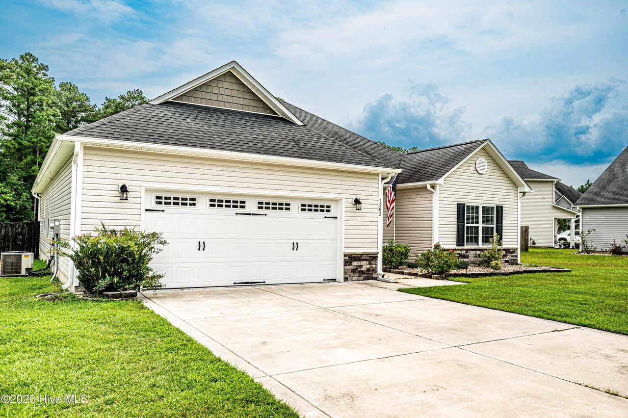 1202 Skipjack Ct - Photo 3 of 31