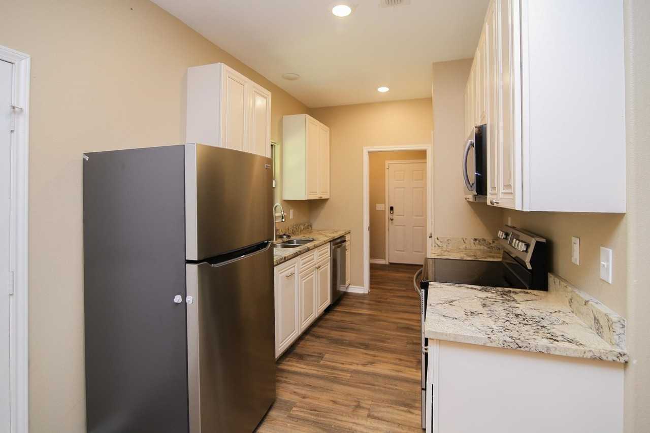 411 Johnson St - Photo 6 of 23