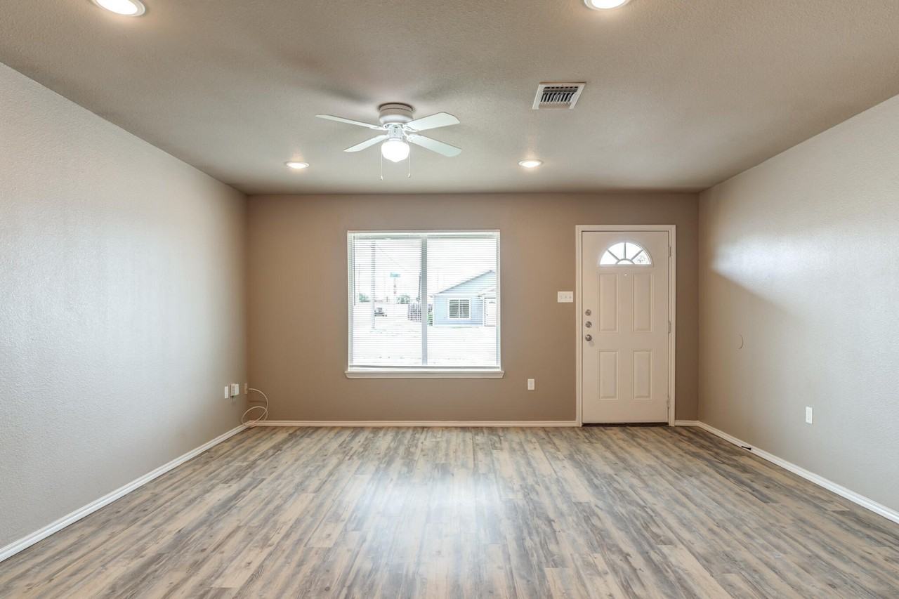 2201 E Main St - Photo 2 of 20