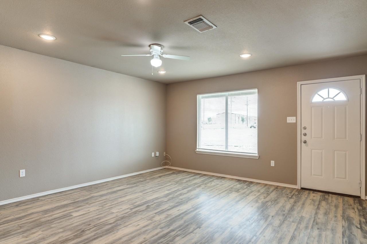 2201 E Main St - Photo 3 of 20