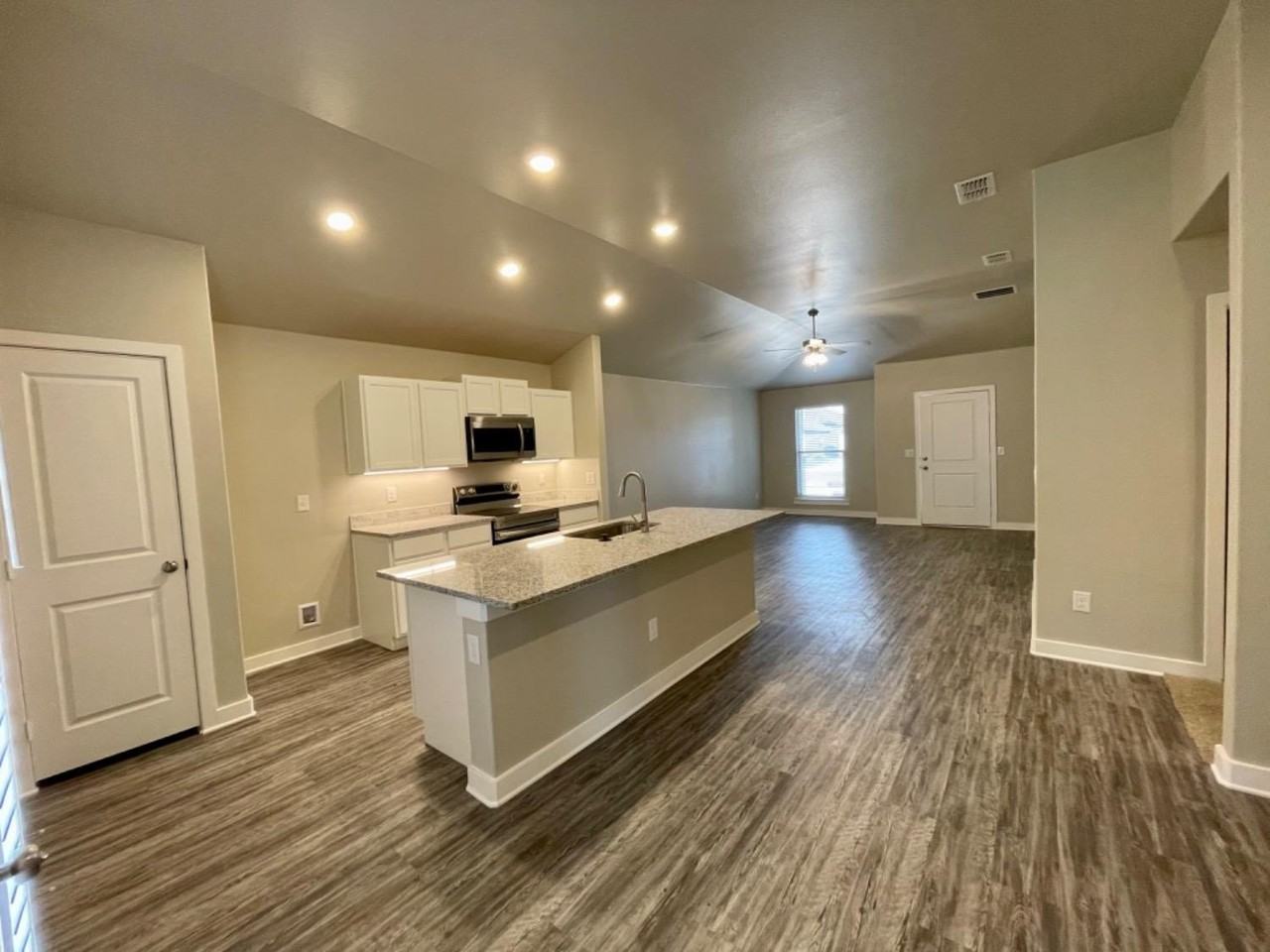 13706 Avenue R - Photo 5 of 17