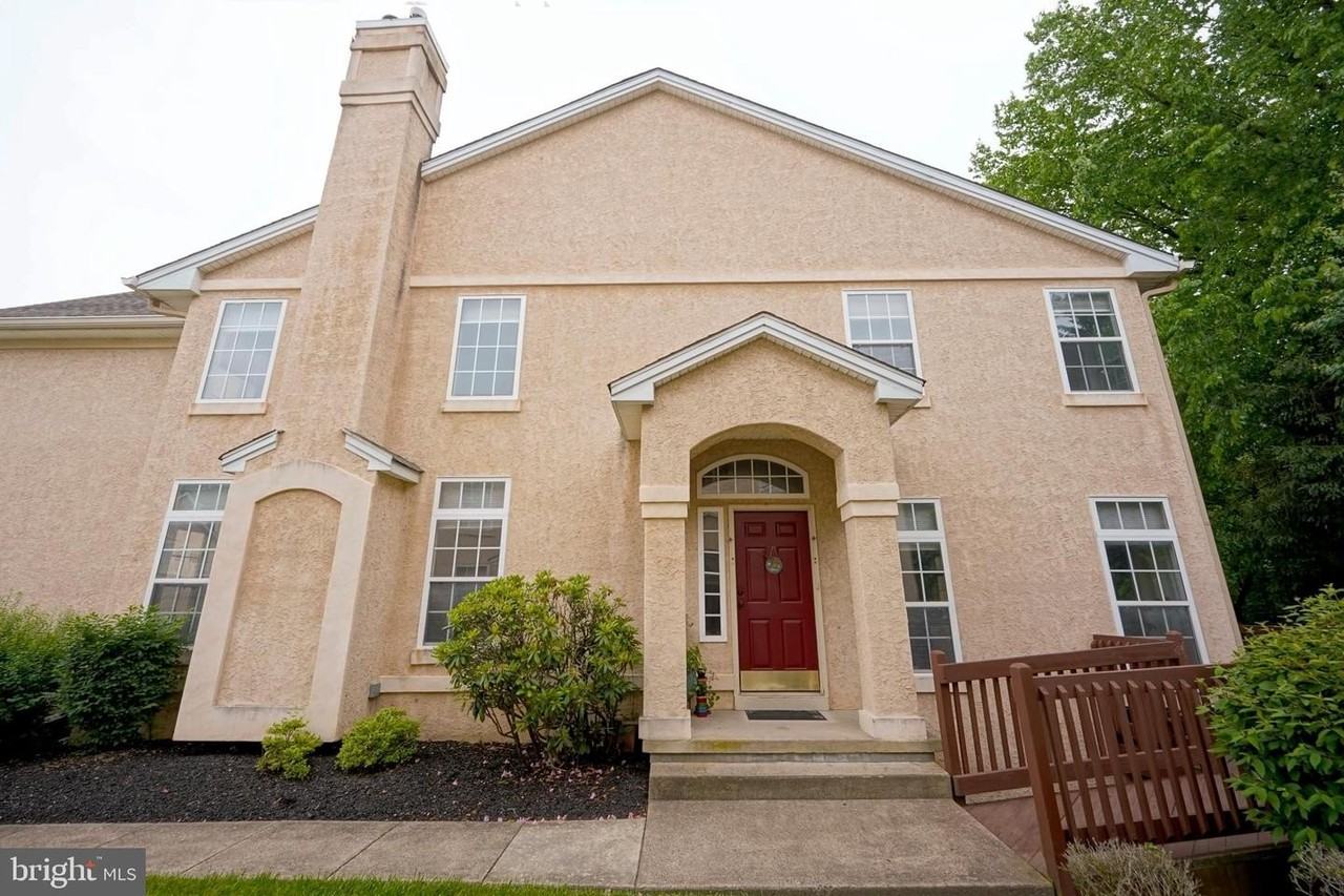 16 Buckingham Pl - Photo 2 of 50