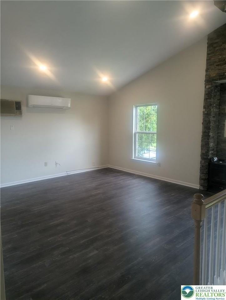 1040 N 13th St #B - Photo 4 of 9