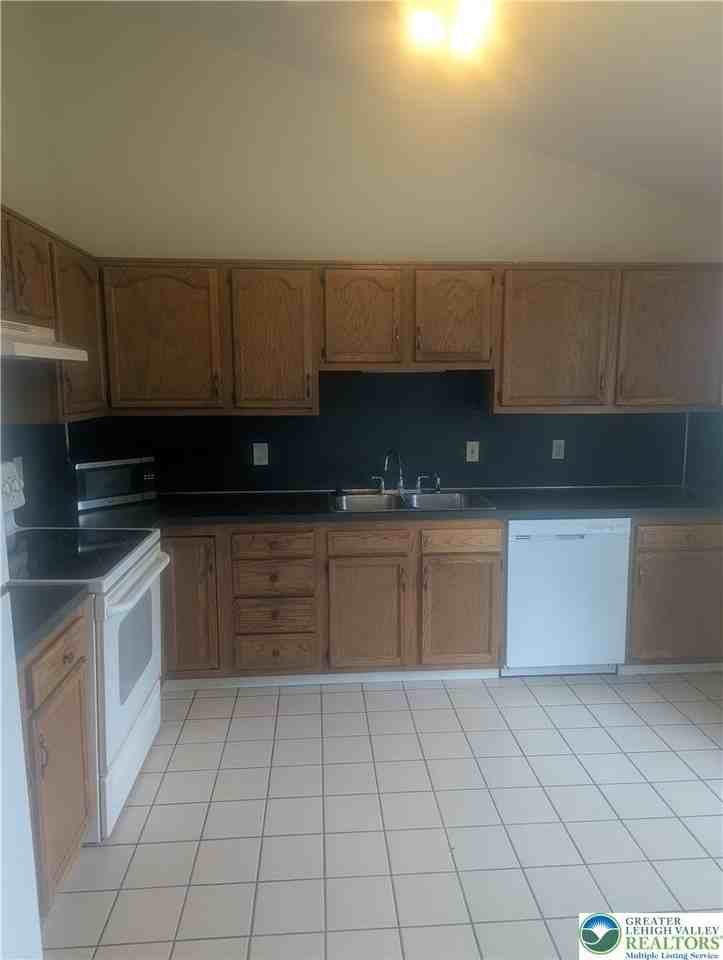 1040 N 13th St #B - Photo 5 of 9