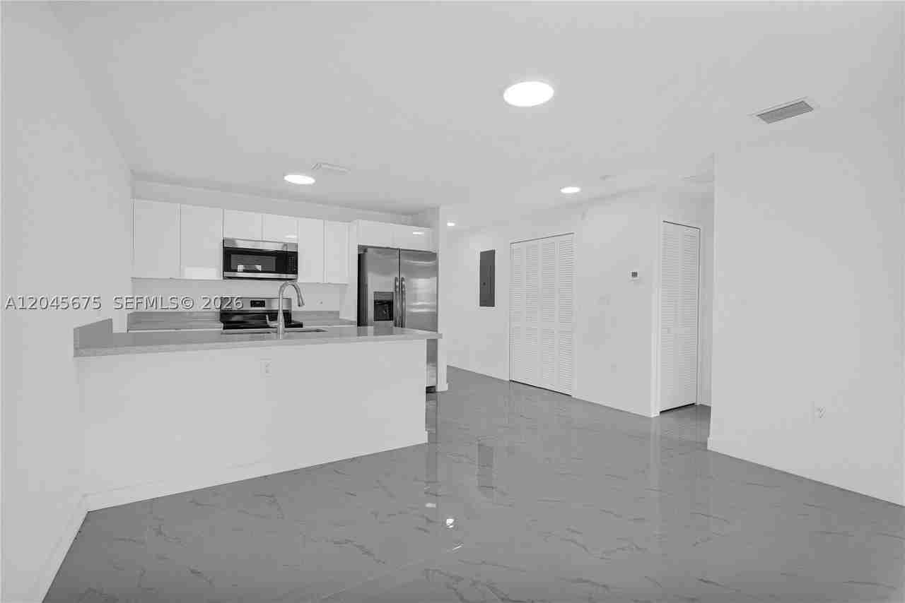 2731 Nw 44th St #2731 - Photo 3 of 11