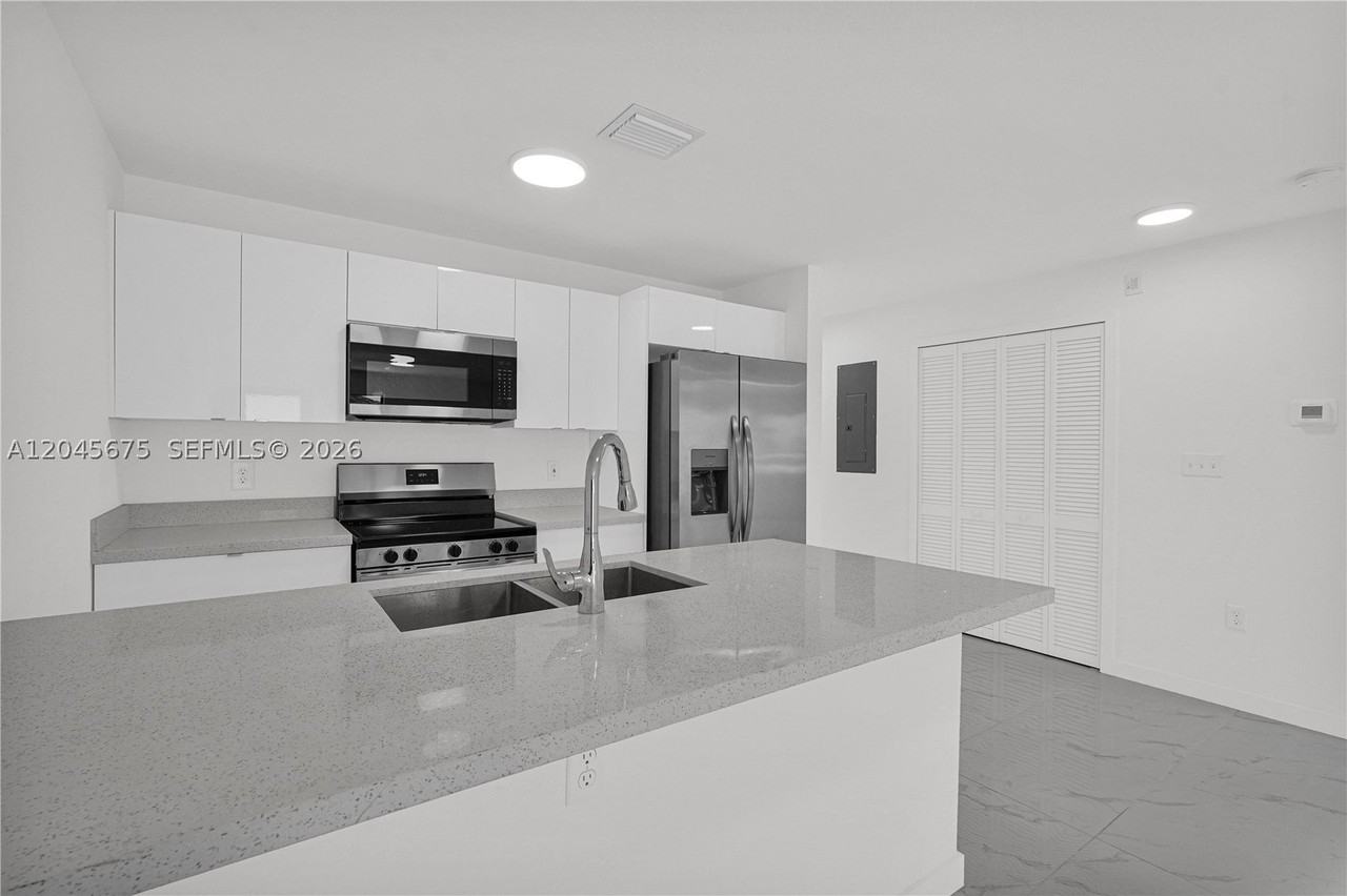 2731 Nw 44th St #2731 - Photo 4 of 11