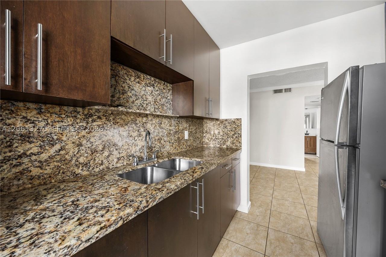 5420 Hollywood Blvd #202
