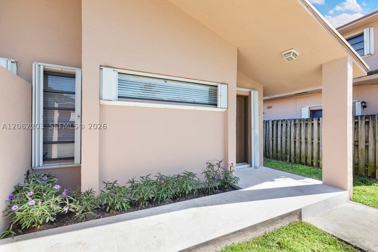 2733 Sw 31st Pl #A - Photo 2 of 17