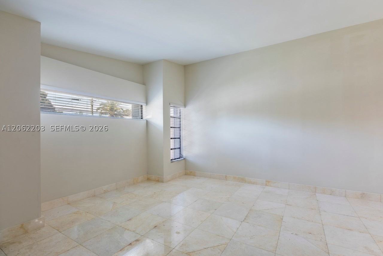 2733 Sw 31st Pl #A - Photo 3 of 17