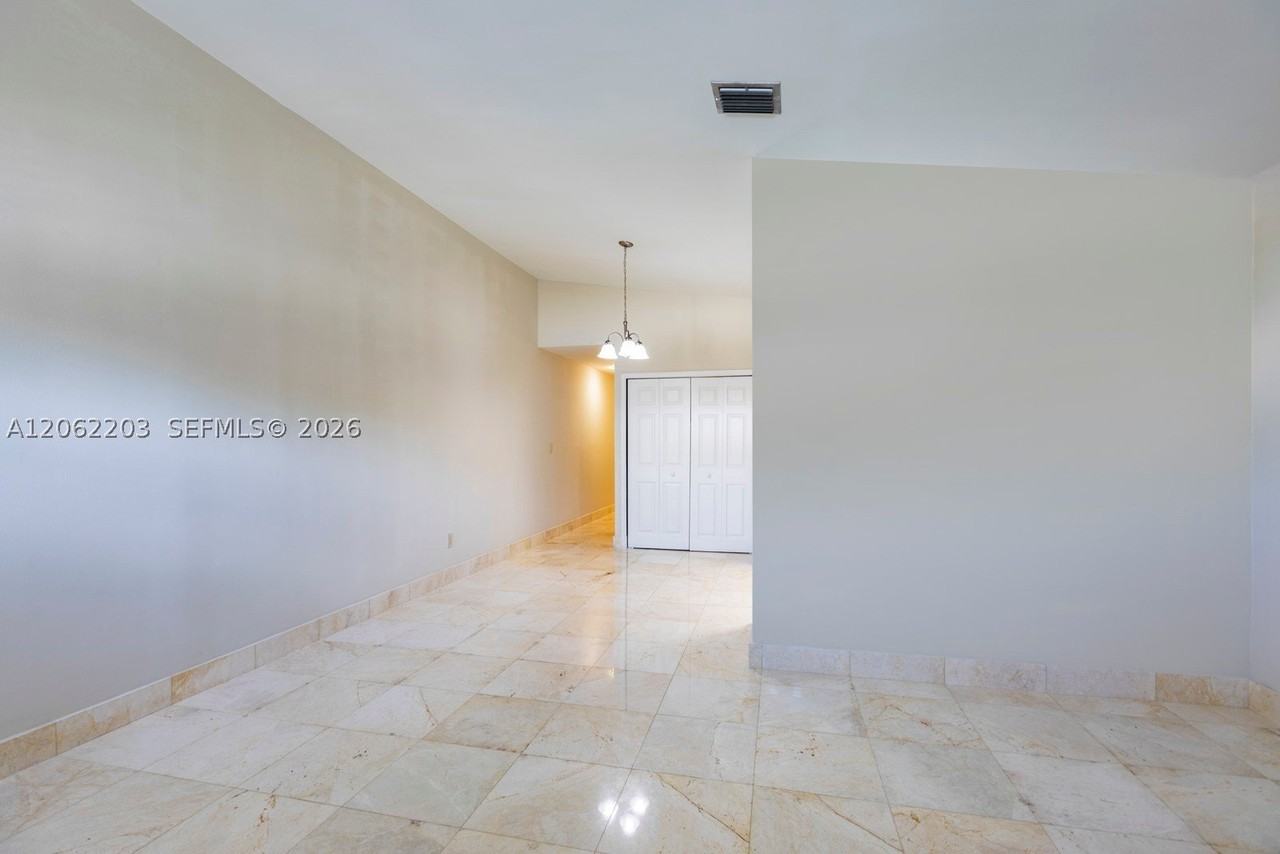 2733 Sw 31st Pl #A - Photo 4 of 17