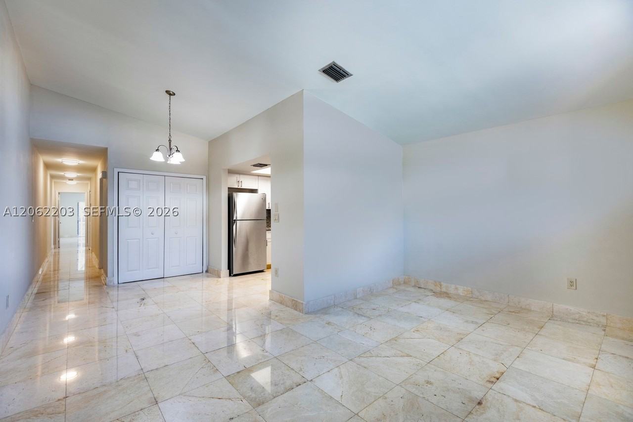 2733 Sw 31st Pl #A - Photo 5 of 17