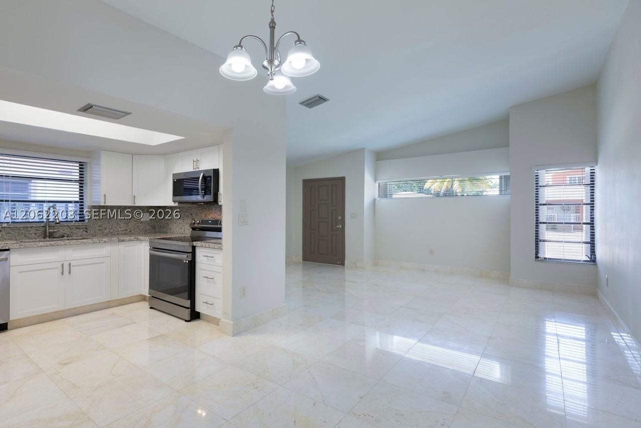 2733 Sw 31st Pl #A - Photo 6 of 17