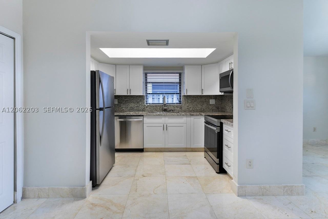 2733 Sw 31st Pl #A - Photo 7 of 17