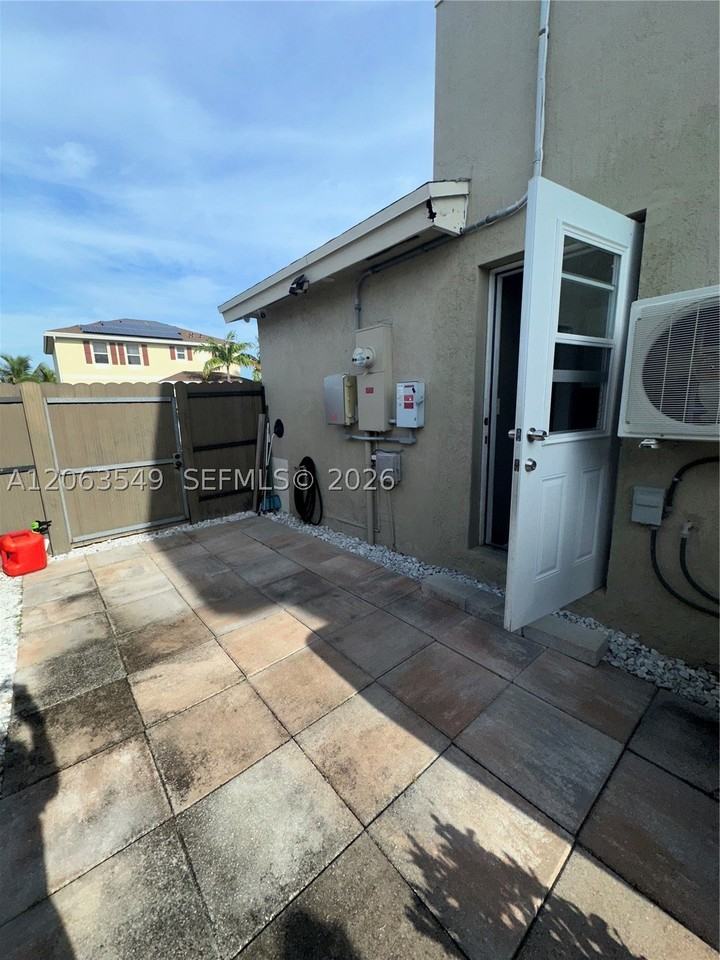 27667 Sw 133rd Pl #0 - Photo 2 of 6
