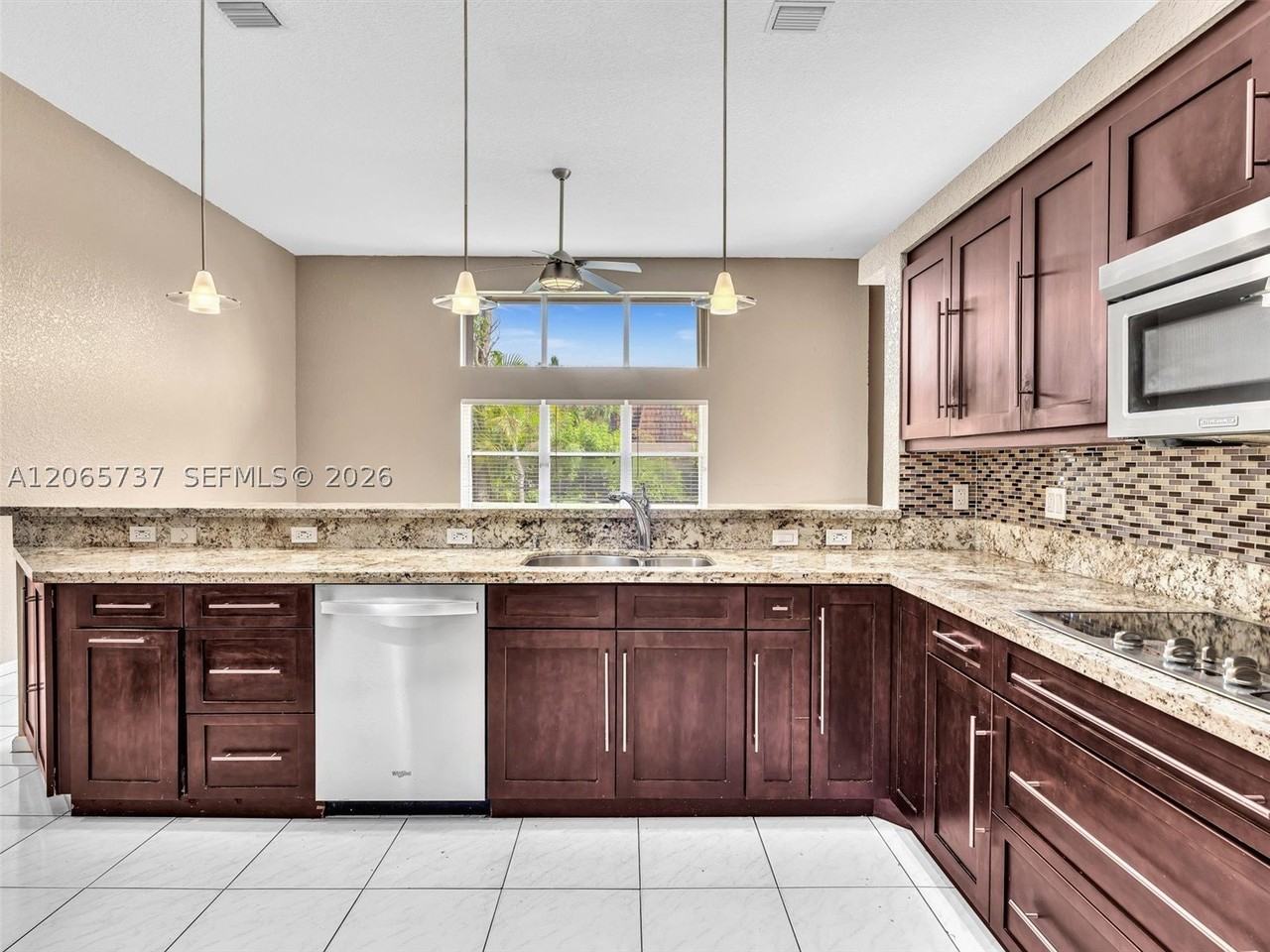 11335 Lake Shore Dr - Photo 5 of 34