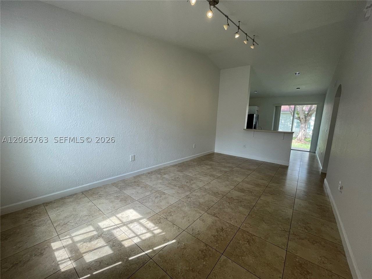 2624 Sw 188th Ave - Photo 7 of 34