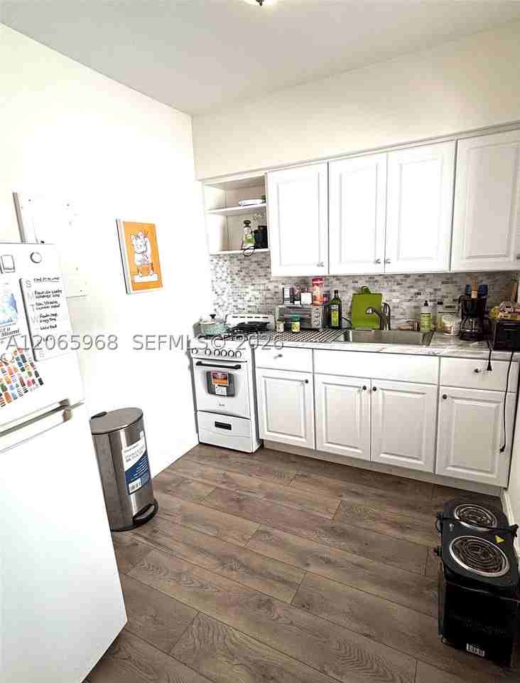 740 Sw 7th St #3 - Photo 4 of 13