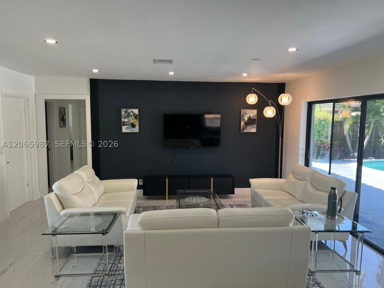 1112 N 13th Ave - Photo 3 of 17