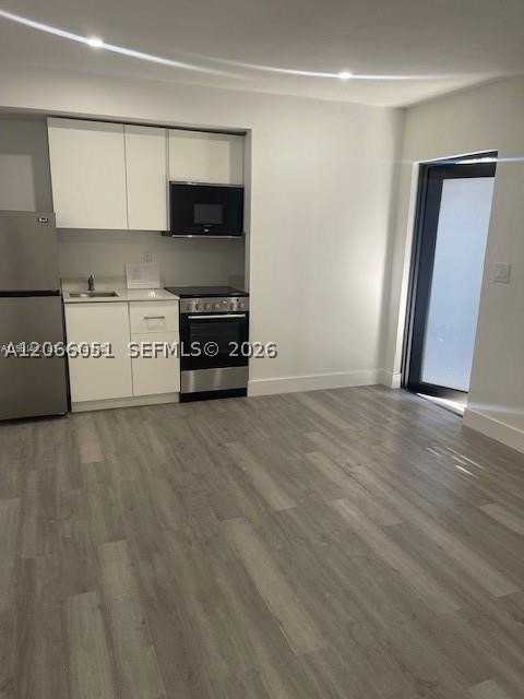 910 Sw 8th Ave #D - Photo 3 of 8