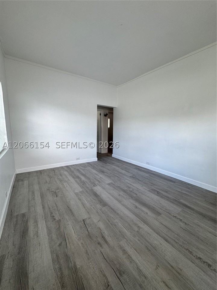 568 E 49th St #568 - Photo 3 of 8