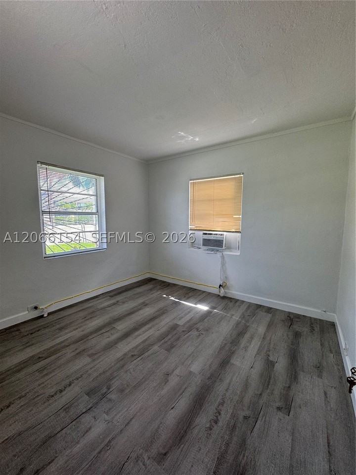 568 E 49th St #568 - Photo 5 of 8