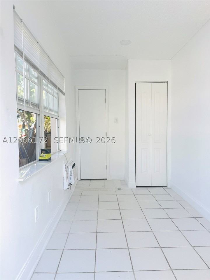 1922 Mckinley St #3 - Photo 3 of 3