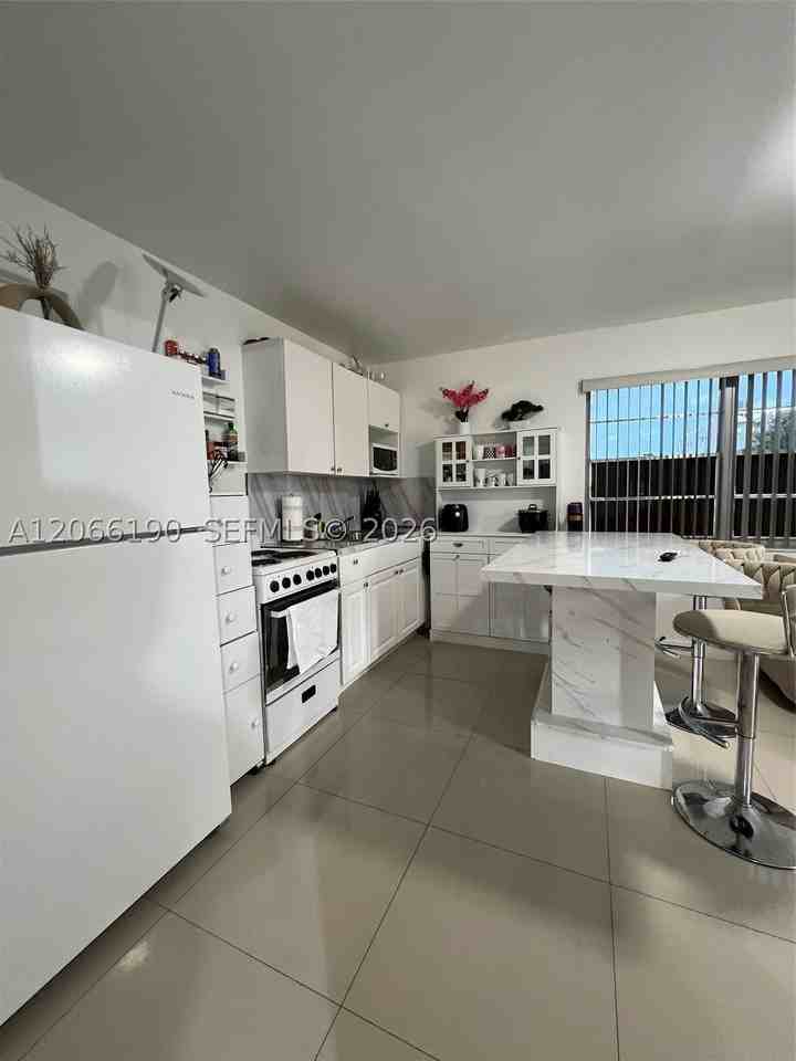 467B E 13th St #467B - Photo 3 of 7