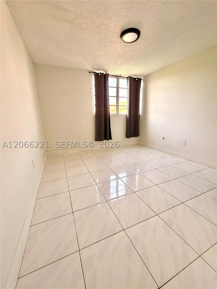 840 Nw 87th Ave #406 - Photo 4 of 8