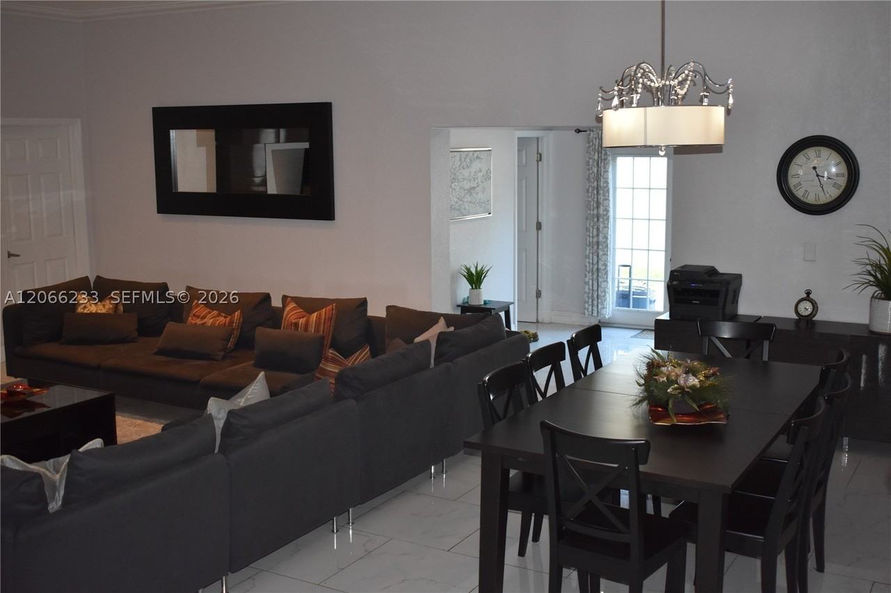 1435 Sw 82nd Pl - Photo 3 of 27