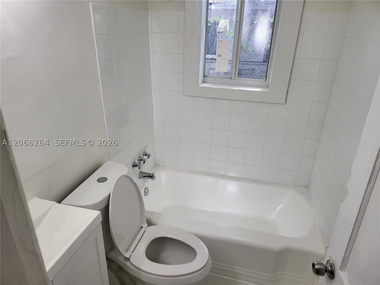 293 Ne 80th Ter - Photo 4 of 11