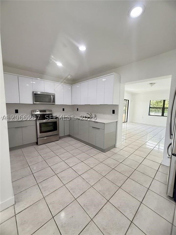 11821 Sw 185th Ter #0 - Photo 3 of 18