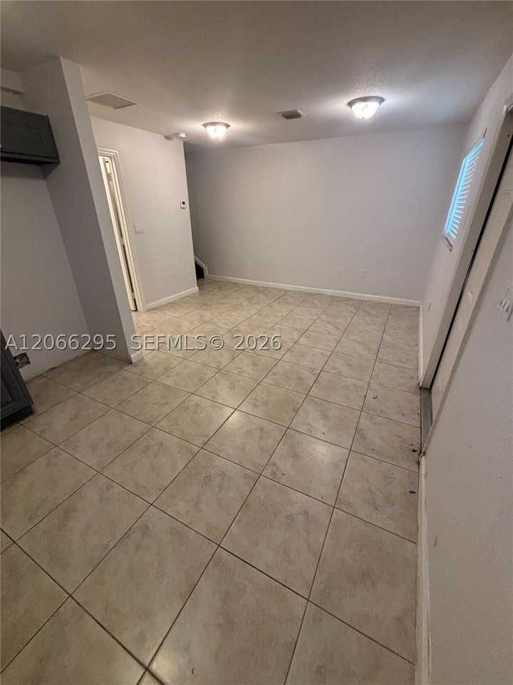 14042 Ne 2nd Ave #14042 - Photo 4 of 16