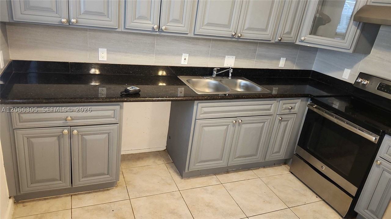 14084 Ne 2nd Ave #14084 - Photo 3 of 21