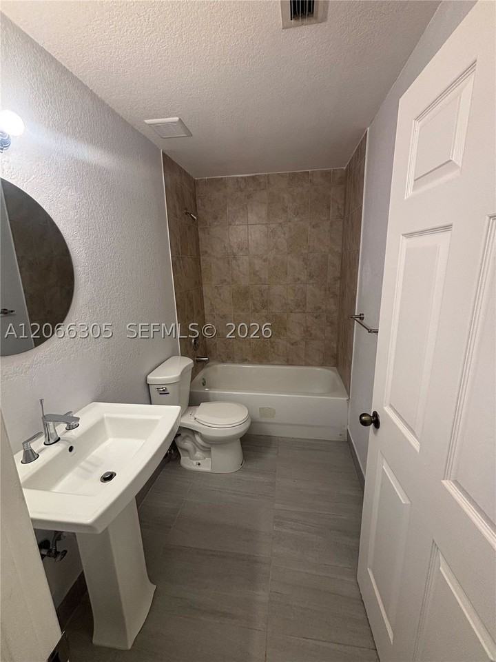 14084 Ne 2nd Ave #14084 - Photo 4 of 21
