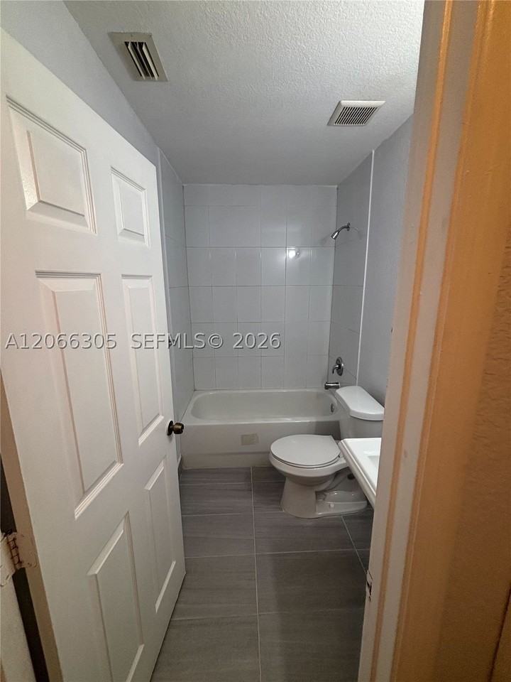 14084 Ne 2nd Ave #14084 - Photo 7 of 21