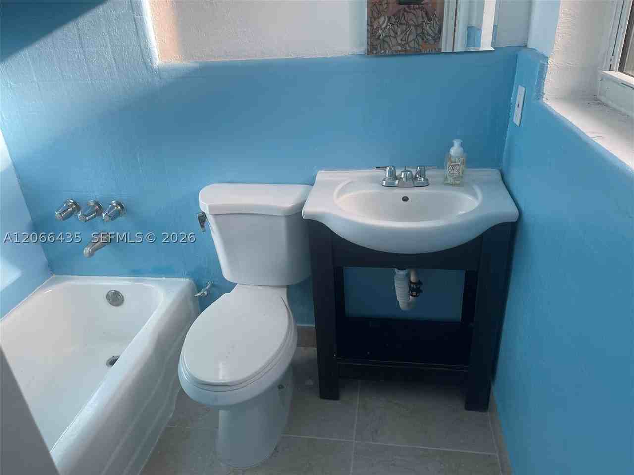 1400 N 16th Ave #2 - Photo 3 of 9