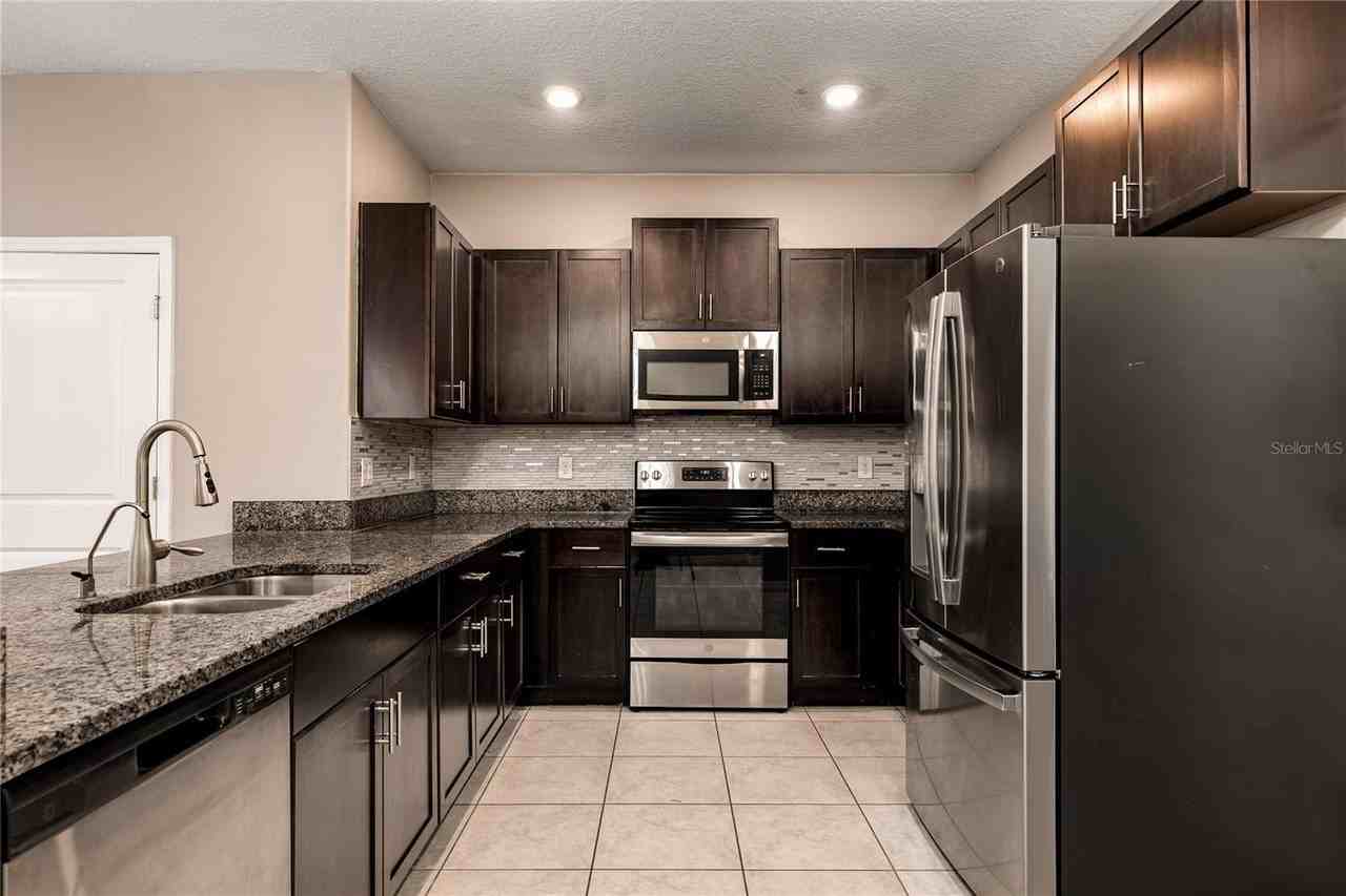 724 Royal Empress Dr - Photo 5 of 48